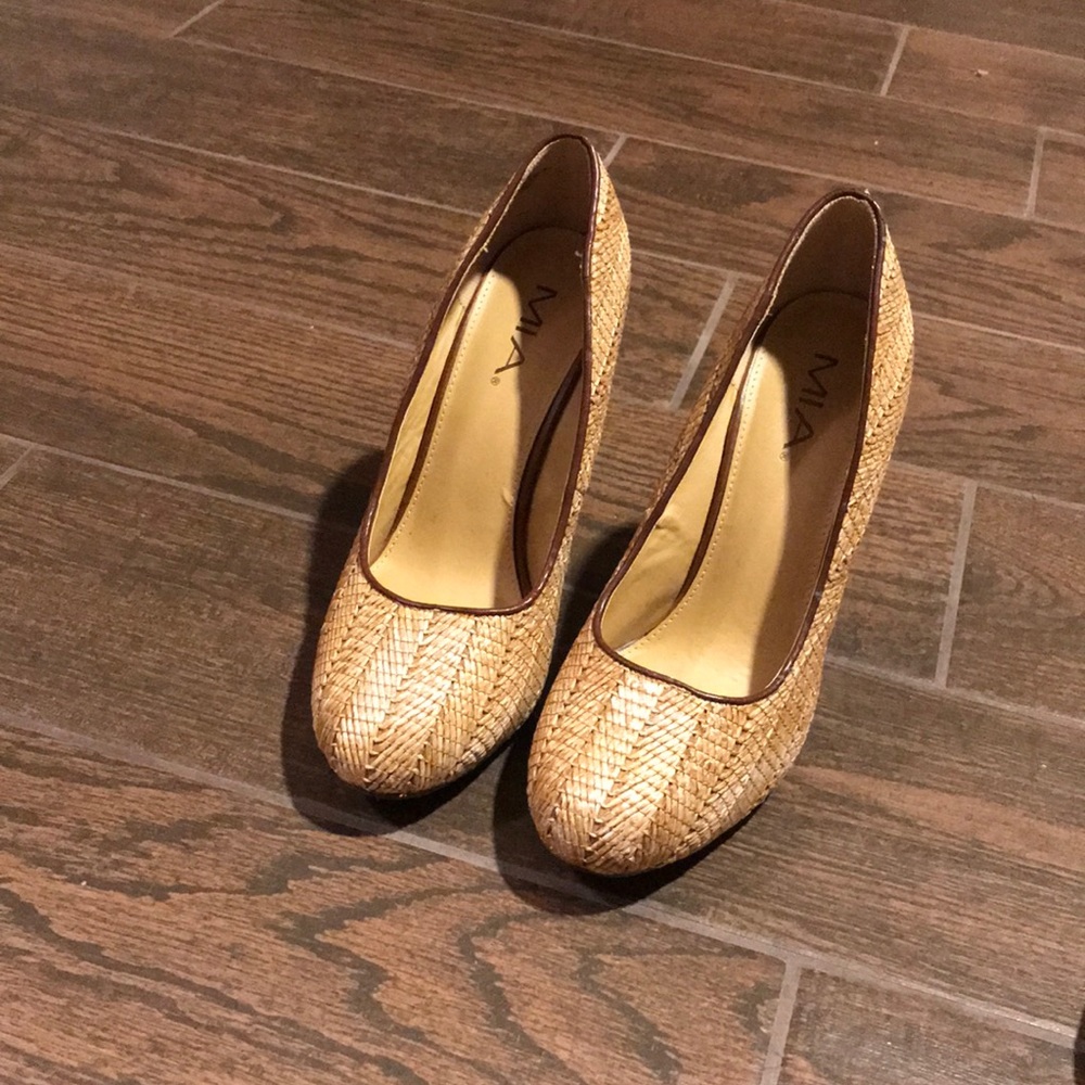 Straw pumps. MIA brand. Size 10